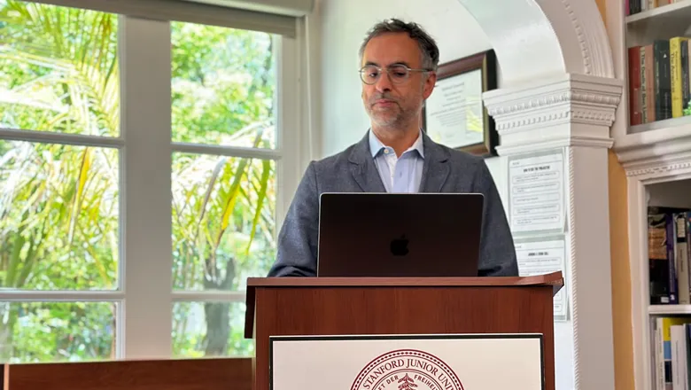 Octavio Ferraz giving a talk in Stanford