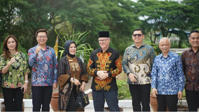 Left to right: Ivy Kamadjaja (British Honorary Consul for East Java), Summer Xia (British Council Country Director Indonesia), Professor Dyah Sawitri (Ministry of Education, Culture, Research & Technology), Professor Hugh Bowden (King’s College London Academic Lead for Indonesia), Bambang Wijanarko (Secretary General of the National Council for Special Economic Zones), Professor Djwantoro Hardjito (Rector, Petra Christian University, Surabaya).