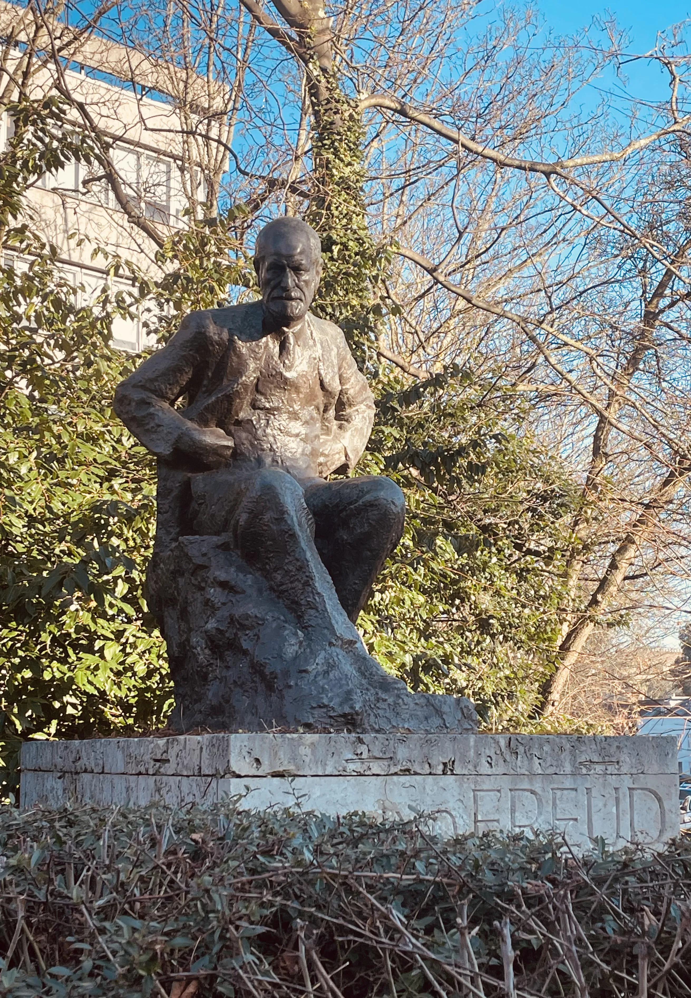 Statue of Sigmund Freud with his hands on his hips and an angry expression.