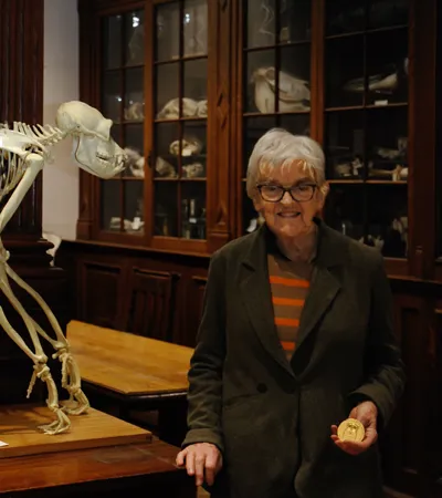 Moya Meredith Smith holding the 2022 Lapworth Medal 