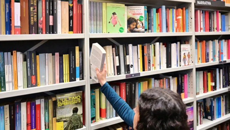 woman picking book of shelf 780x440 (shutterstock)