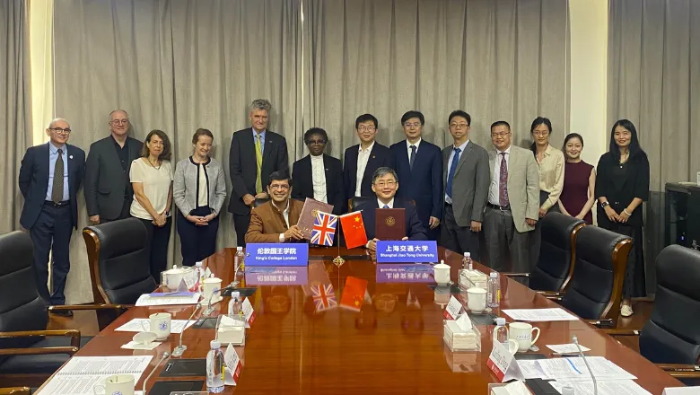 Professor Shitij Kapur meets President of Shanghai Jiao Tong University Professor Ding Kuiling to sign MoU.