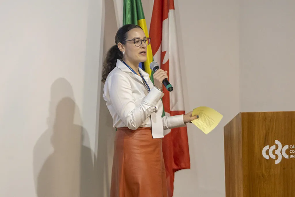 Raquel Macedo Moreira delivering a speech at a lectern