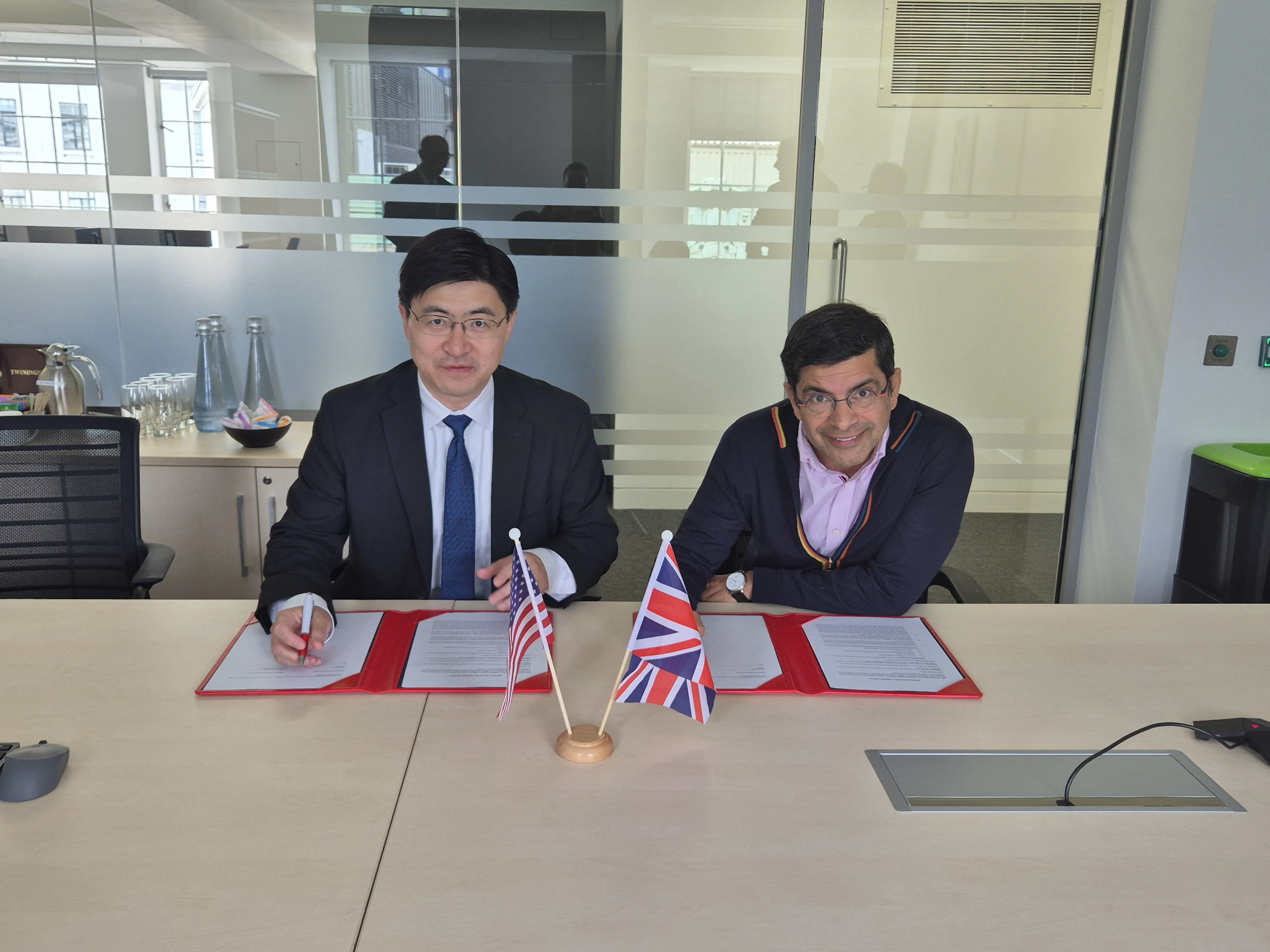 Professor Mung Chiang, President of Purdue and Professor Shitij Kapur, Vice Chancellor of King’s sign a Memorandum of Understanding.