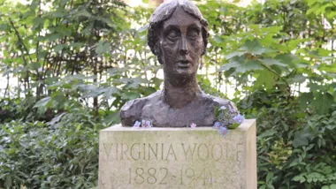 virginia woolf statue