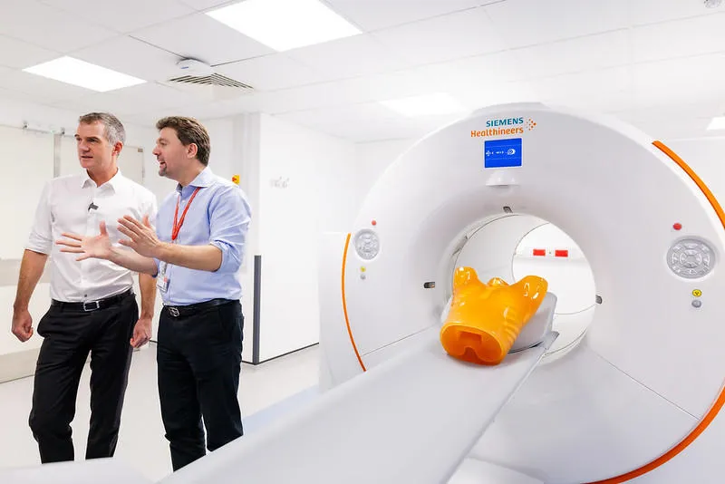 Secretary of State Peter Kyle and Professor Sebastien Ourselin next to the NPIP Total Body Scanner.