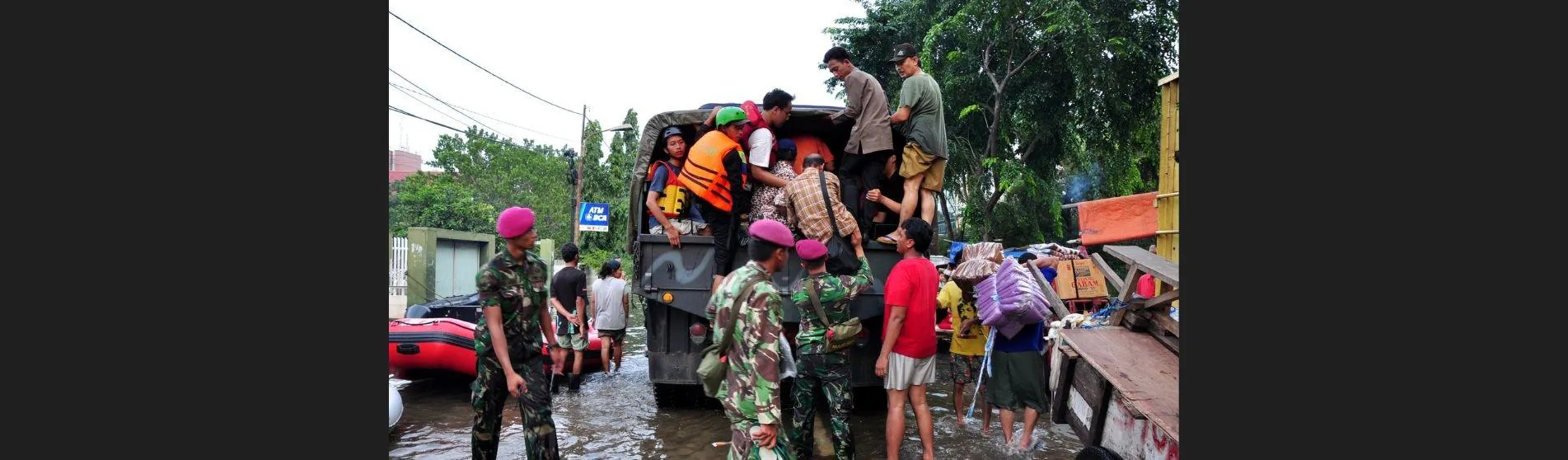 Soldiers help evacuate flood victims