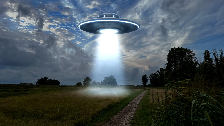 ufo space 780x440 (shutterstock)shutterstock_2425729577.jpg